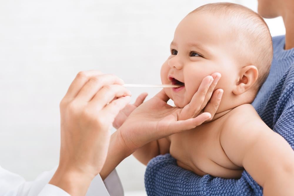 trẻ sơ sinh hay lè lưỡi và nhai miệng
