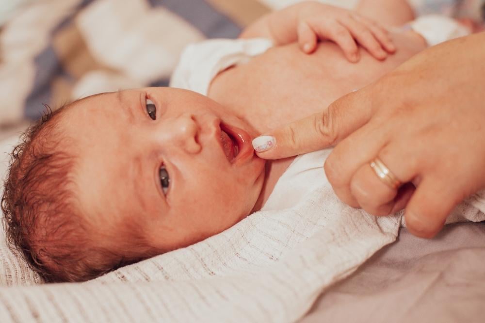 Trẻ nhỏ, trẻ sơ sinh hay lè lưỡi và nhai miệng có sao không?