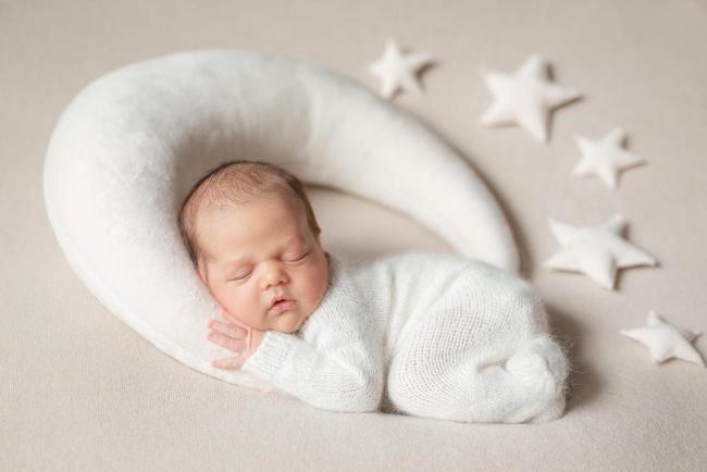 Trẻ sơ sinh ngủ nhiều có sao không, có bất thường không?