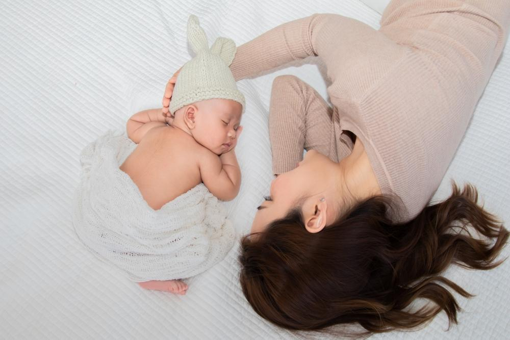 Trẻ nhỏ, trẻ sơ sinh ngủ nhiều phải làm sao?