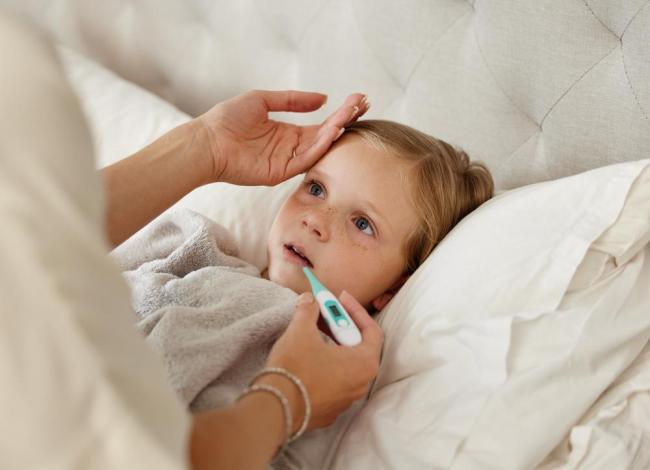 Trẻ sốt không rõ nguyên nhân: Bệnh lý tiềm ẩn, quy trình chẩn đoán và cách xử trí an toàn