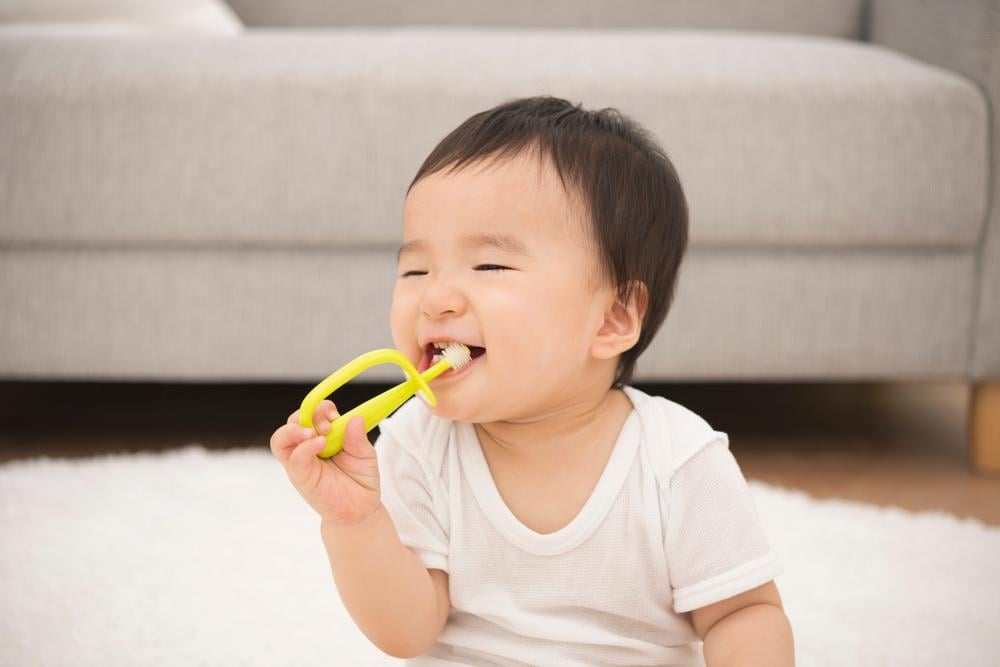 trẻ sốt mọc răng trong bao lâu