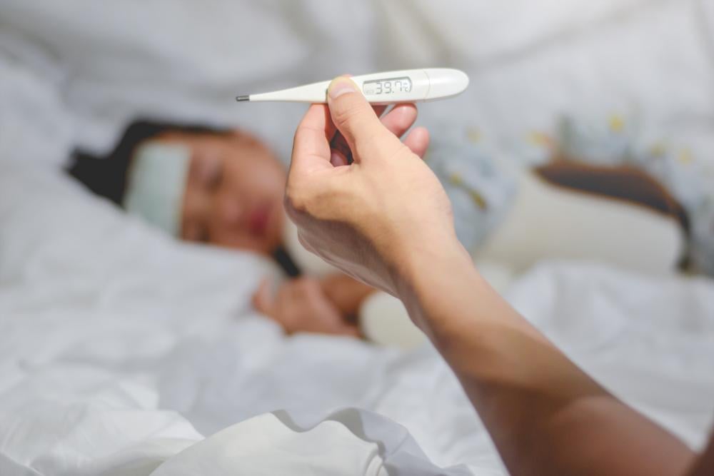 trẻ sốt về đêm 