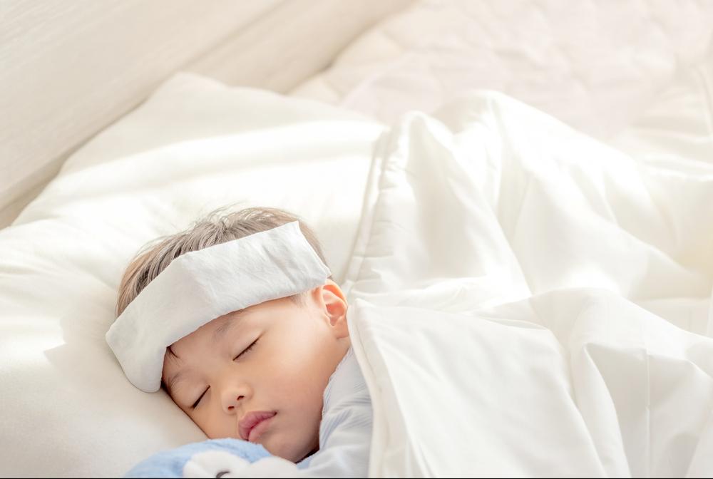 Trẻ sốt về đêm có nguy hiểm không? Cách chăm sóc trẻ bị sốt ban đêm