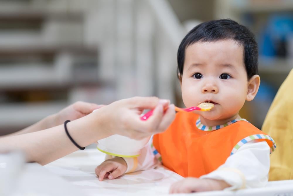 So sánh ưu và nhược điểm của phương pháp ăn dặm kiểu truyền thống.
