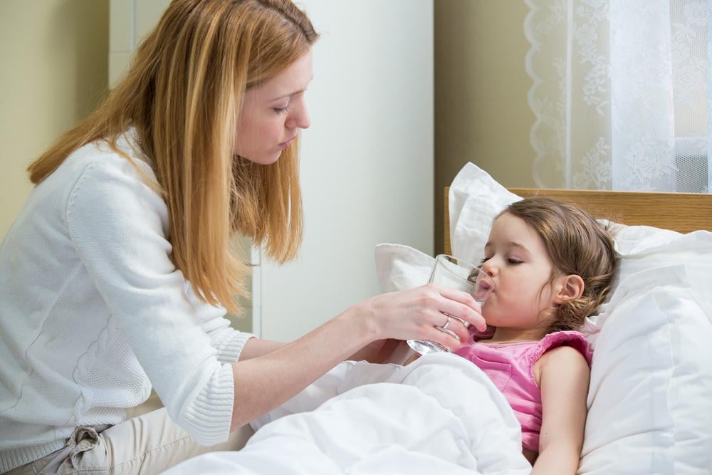 Bé bị sốt không rõ nguyên nhân nên uống nhiều nước.