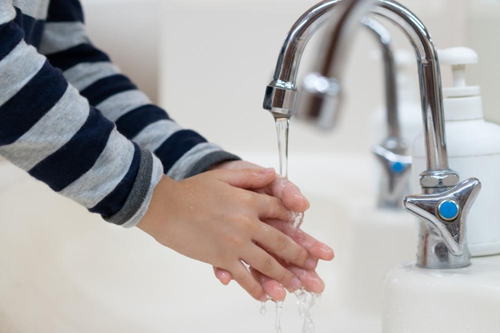 Những cách phòng bệnh tay chân miệng cho trẻ tại nhà và trường học