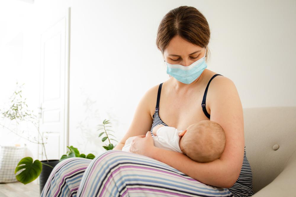 Mẹ bị cảm có nên cho con bú không?