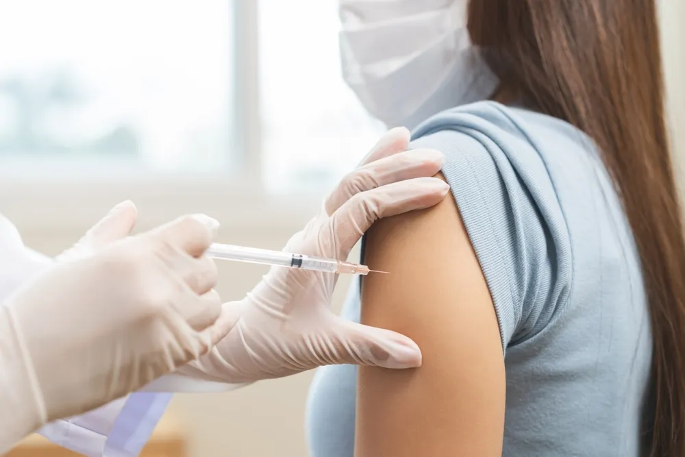Tiêm phòng HPV cho bé gái