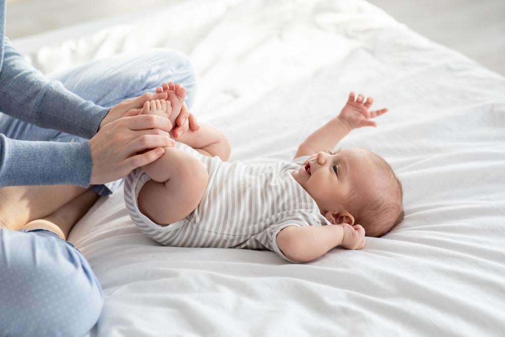 Mẹ tập động tác ngồi xổm giúp bé sơ sinh dễ đi ngoài hơn.