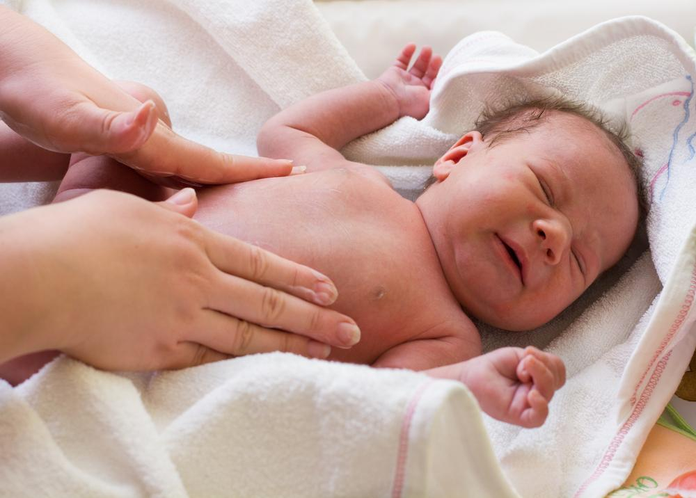 Sôi bụng ở trẻ sơ sinh: Nguyên nhân, dấu hiệu và cách xử trí