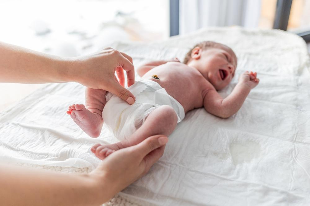 Trẻ sơ sinh đi ngoài ra nước có sao không? Cách xử lý đúng