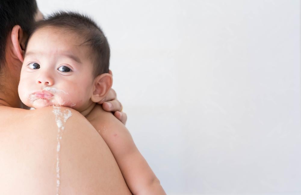 Cách xử trí khi trẻ sơ sinh hay bị trớ.