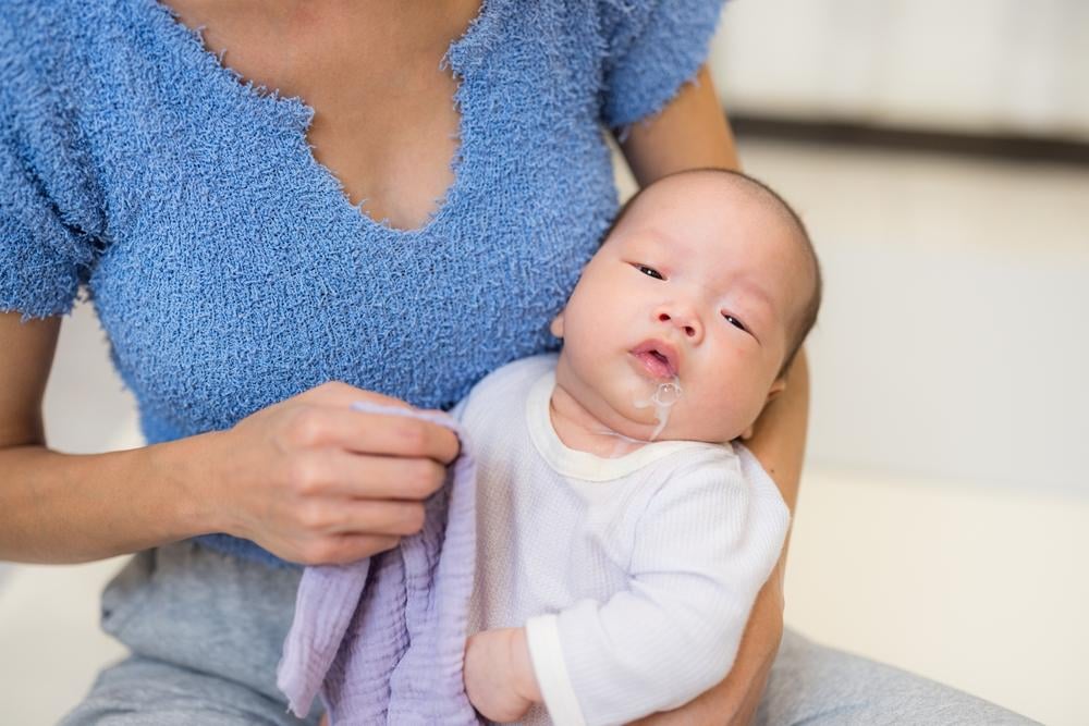 Vì sao trẻ sơ sinh hay bị trớ sau khi bú? Ba mẹ nên làm gì?