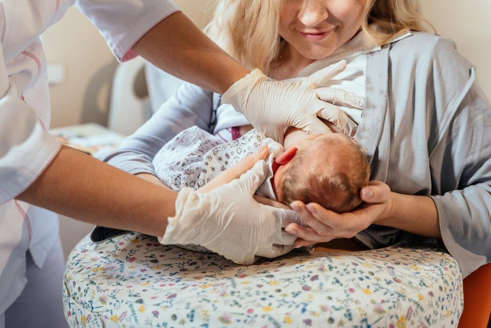4 tư thế cho con bú chuẩn, giúp bé bú ngoan, mẹ thoải mái