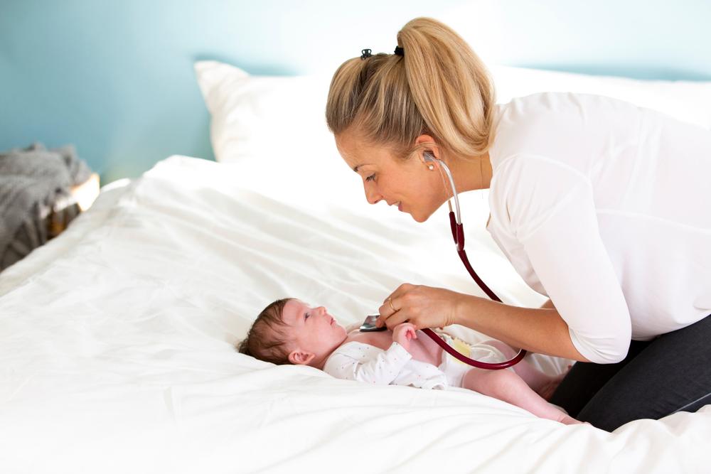 Biểu hiện viêm phổi ở trẻ sơ sinh: thở nhanh, cánh mũi phập phồng.