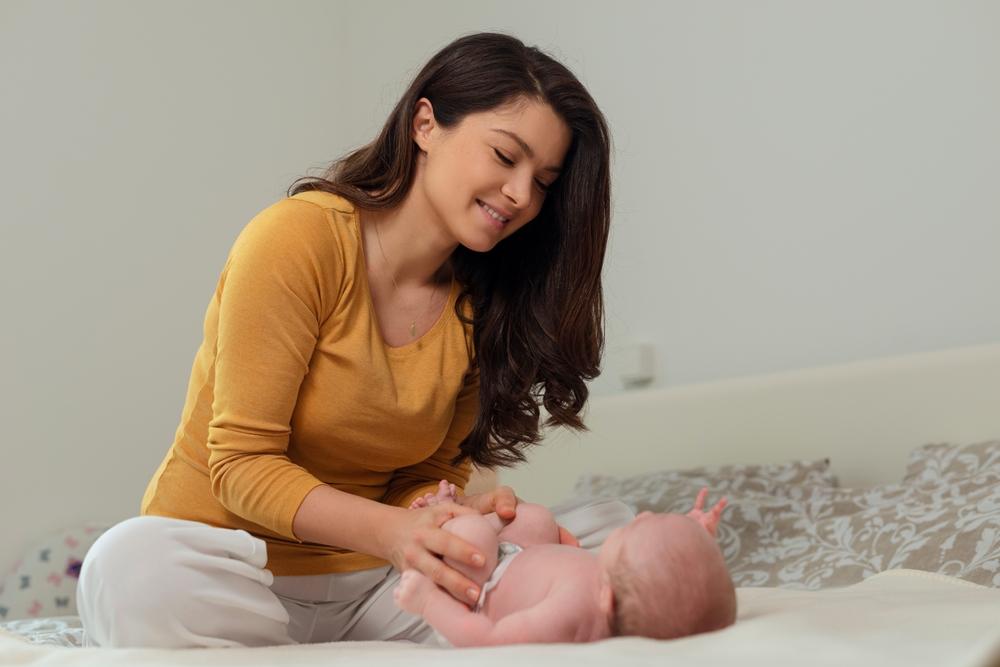 Gập bụng cho bé là cách chữa táo bón cho trẻ sơ sinh.