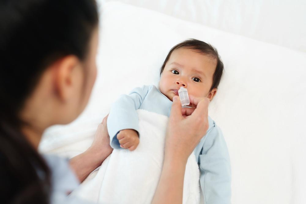 Cách vệ sinh mũi cho trẻ sơ sinh bằng nước muối sinh lý.