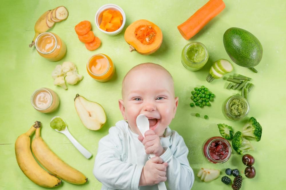 Chế độ dinh dưỡng cho trẻ 1 tuổi cần có rau củ quả.