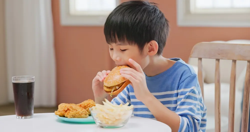 Nguyên nhân gây táo bón ở trẻ em liên quan đến ăn uống.