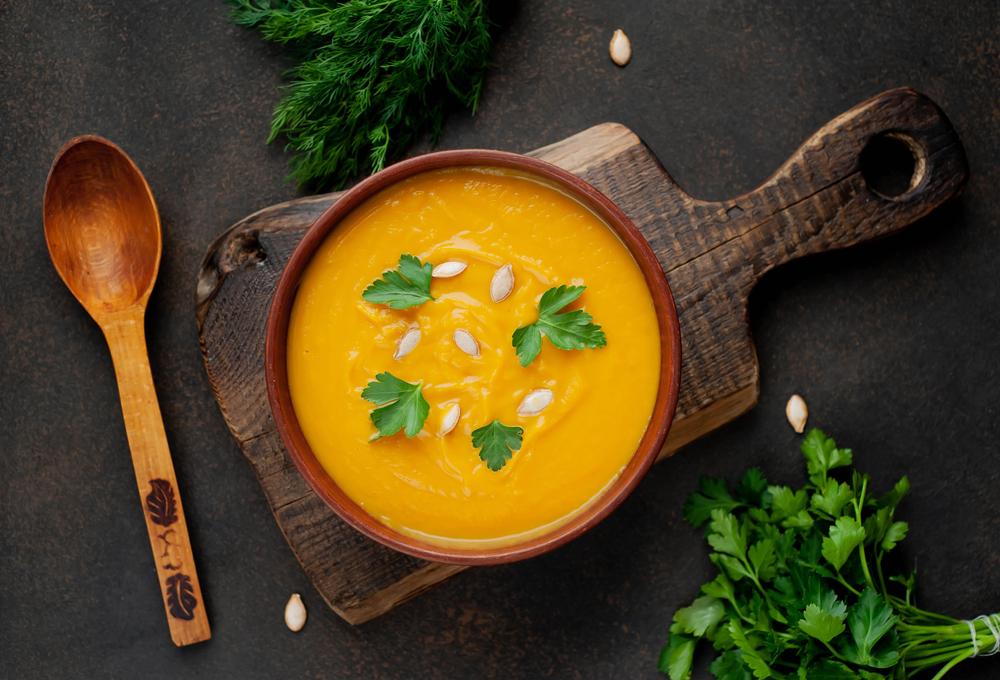 Những món ăn dặm tốt cho bé như cháo cá hồi bí đỏ.