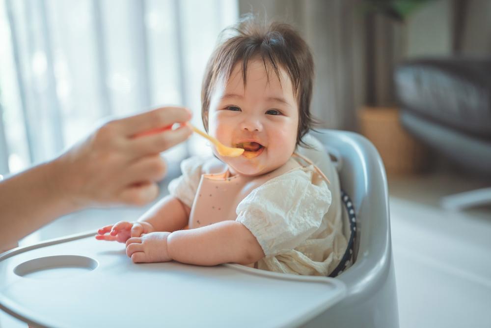Trẻ 4 tháng ăn dặm như thế nào? Hướng dẫn từ chuyên gia