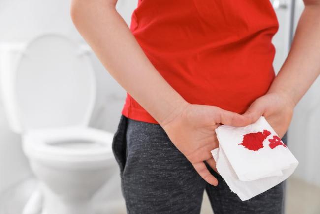 Trẻ đi ngoài ra máu: Nguyên nhân và cách xử trí an toàn