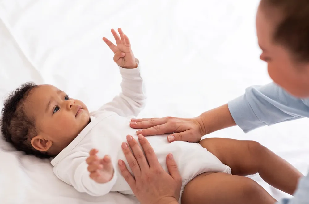 Trẻ sơ sinh bị táo bón phải làm sao? Massage bụng cho bé.