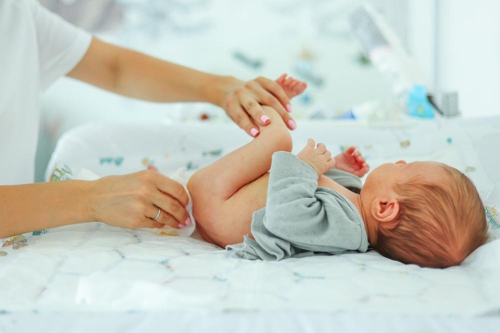 Trẻ sơ sinh đi ngoài ra nước vàng: Nguyên nhân và cách xử lý