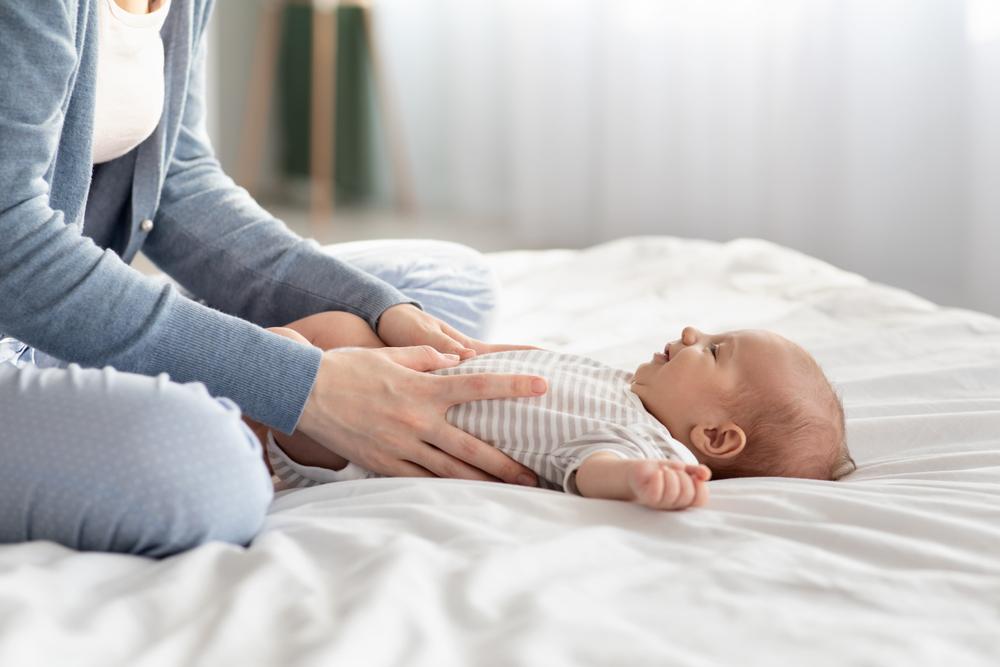 Cách xử lý khi trẻ sơ sinh không đi ngoài được.