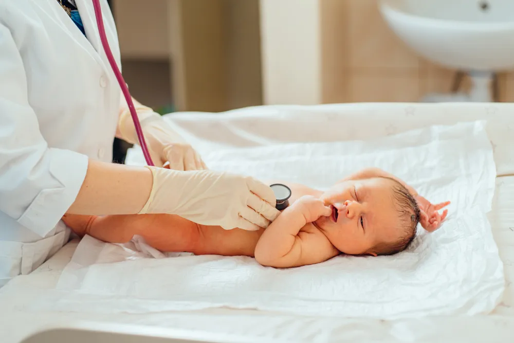 Trẻ sơ sinh được bác sĩ thăm khám phổi khi có dấu hiệu ho ra đờm, khó thở.