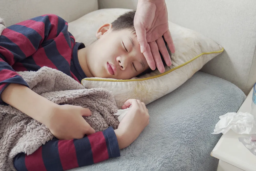 Nguyên nhân khiến bé bị viêm phế quản mãi không khỏi do nhiễm virus và ảnh hưởng thời tiết.