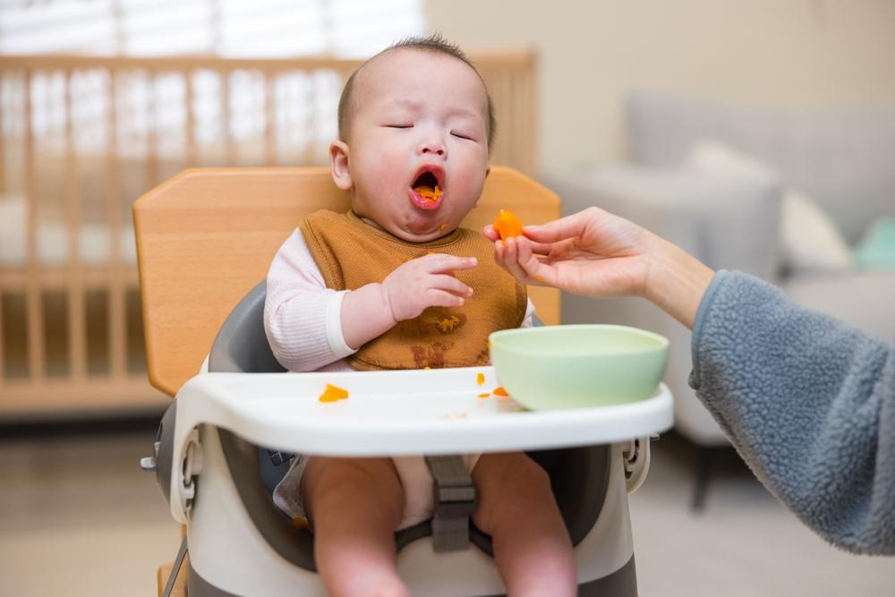Bé hay ọe khi ăn dặm phải làm sao? Cách xử lý đúng
