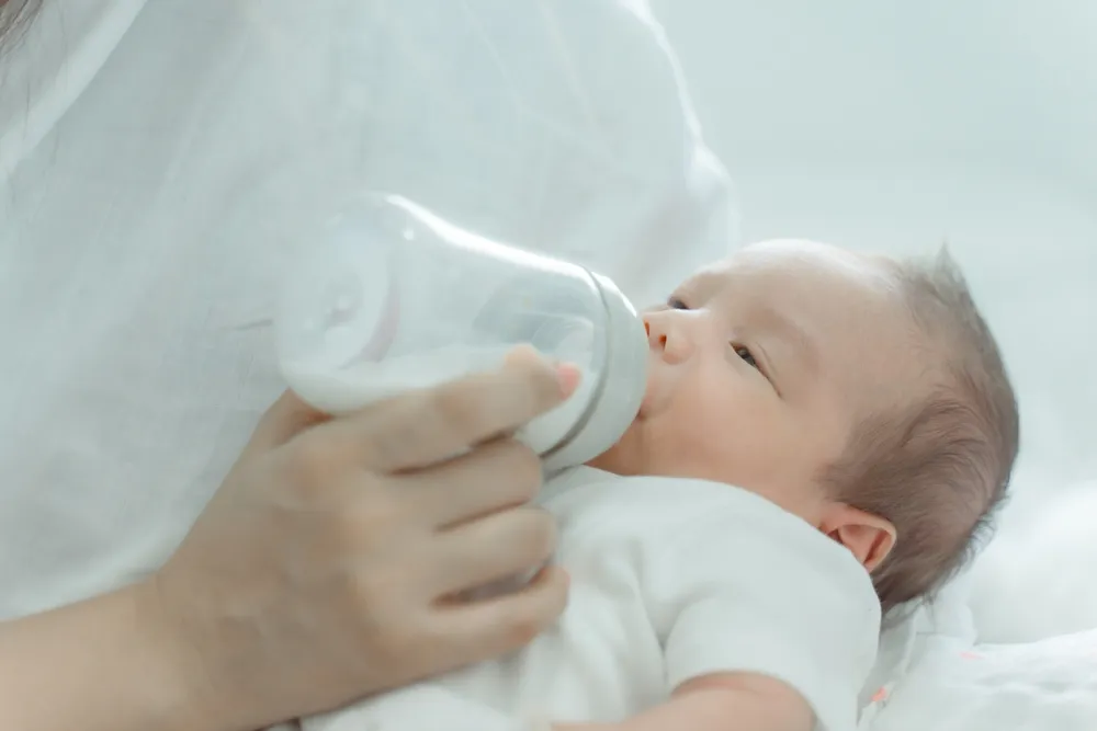 Bé sơ sinh thoải mái sau khi bú, dấu hiệu bú đủ no.