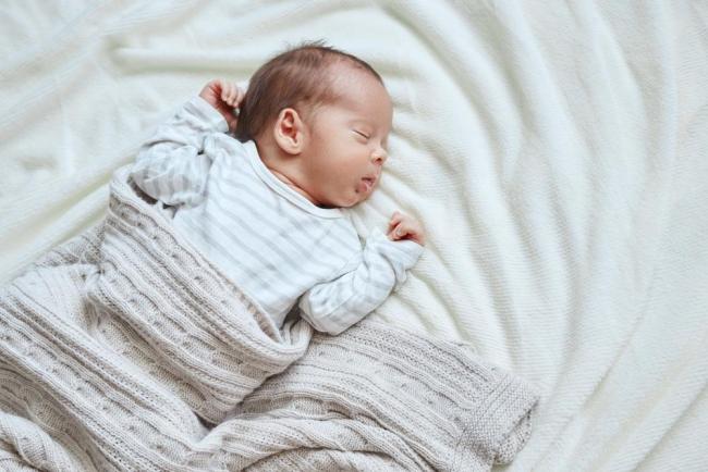 Bé sơ sinh ngủ khó phải làm sao? 4 cách khắc phục hiệu quả