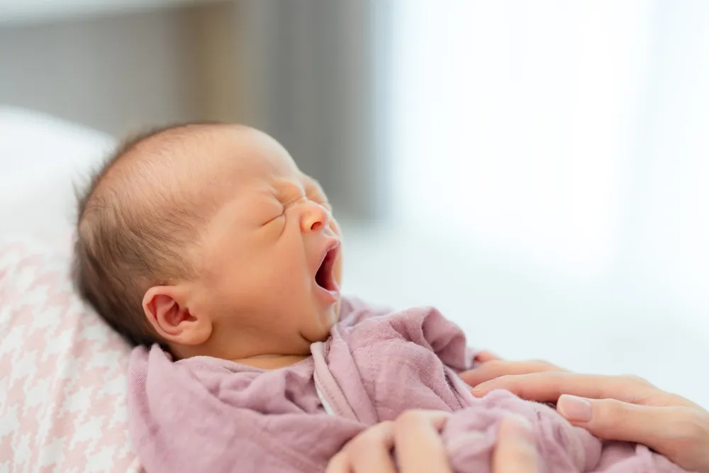 Bé sơ sinh ngủ khó phải làm sao?