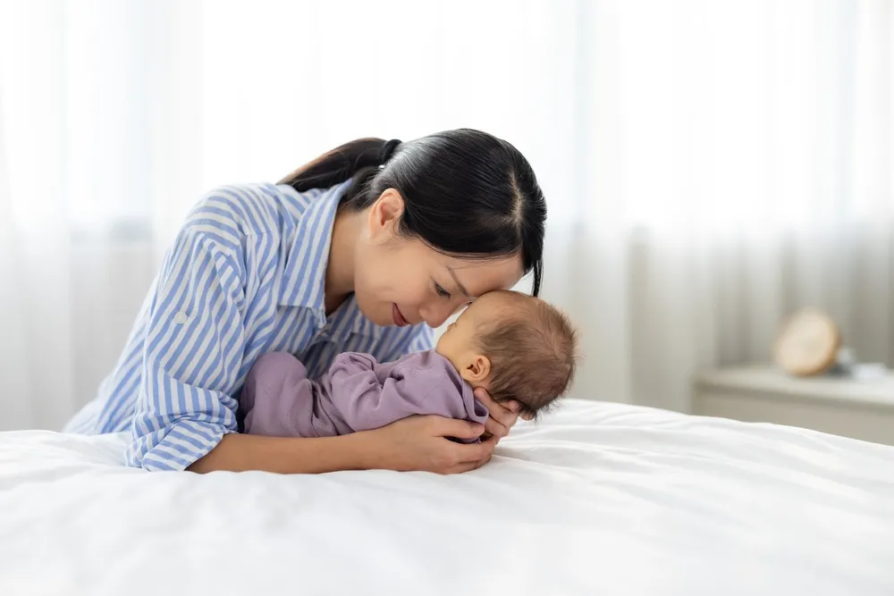 Khi nào bé sơ sinh thở khò khè là dấu hiệu nghiêm trọng, hướng dẫn cha mẹ nhận diện triệu chứng nguy hiểm và thời điểm cần gặp bác sĩ.