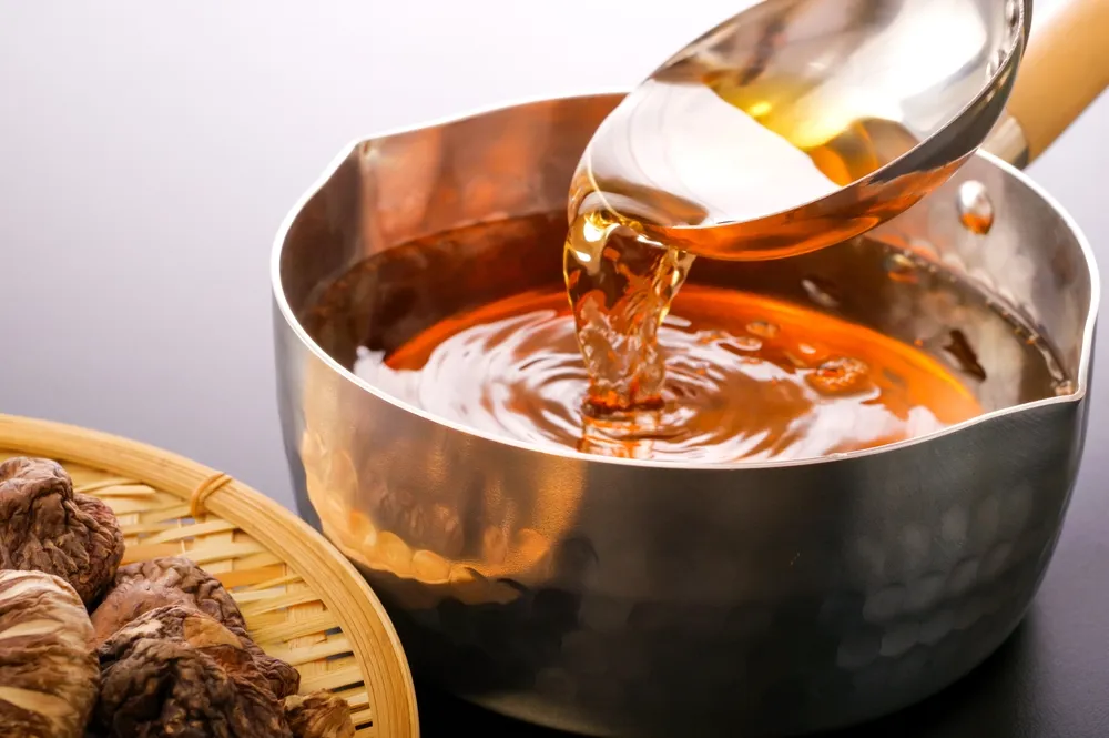 Cách nấu bột gạo với nước dashi rất đơn giản.