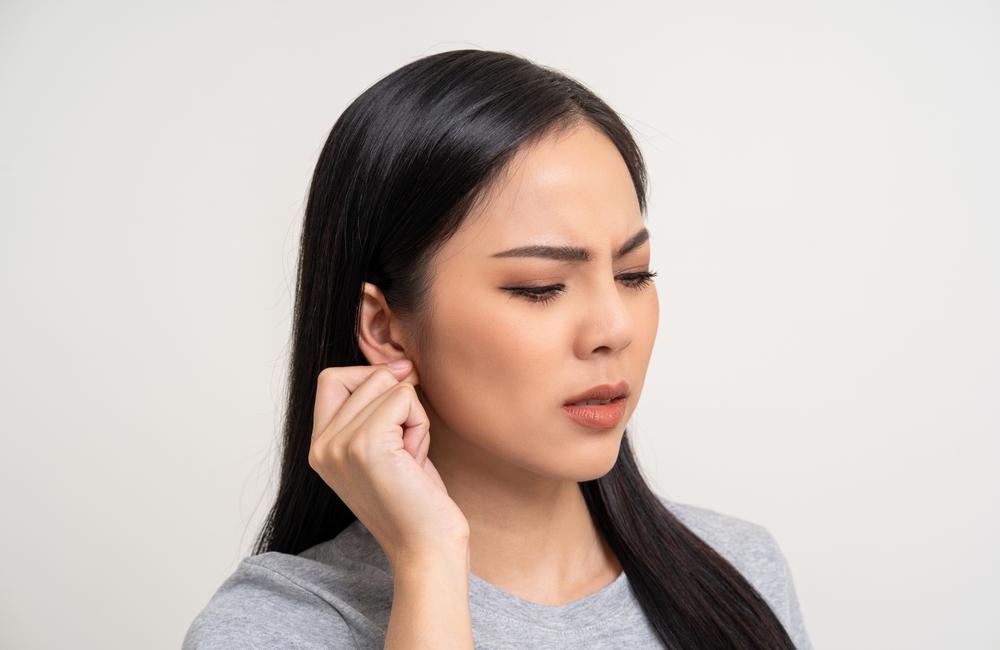 Ngứa tai phải ở nữ