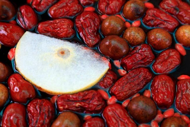 Nước lê táo đỏ gừng: Công dụng, cách nấu và lưu ý khi sử dụng