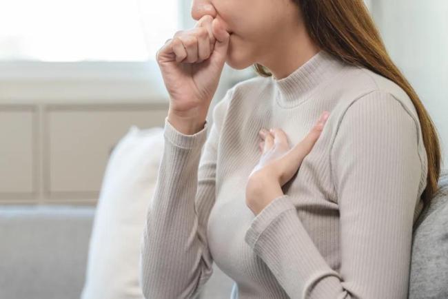 Sốt, ho, sổ mũi, đau họng là bệnh gì? Nguyên nhân và cách xử trí