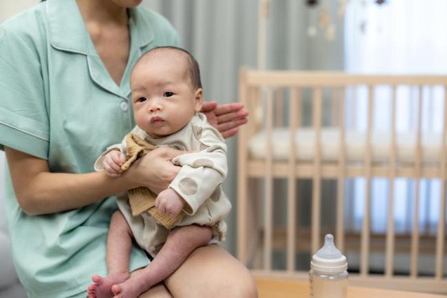 Giải đáp cho mẹ: Trẻ sơ sinh bị nấc cụt có nên cho bú không?