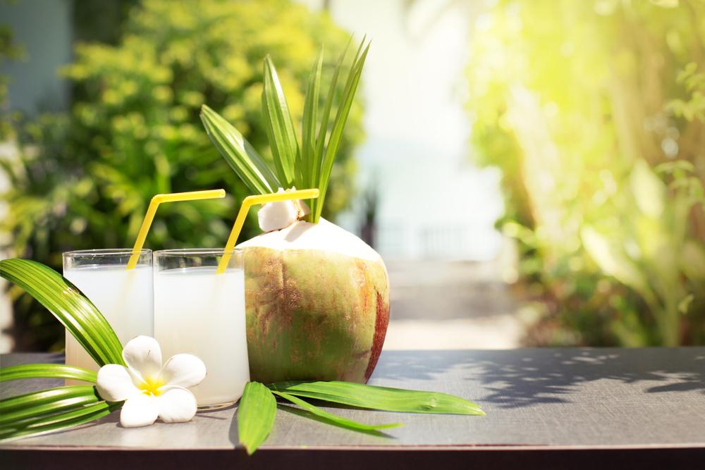 Những ai không nên uống nước dừa và các cảnh báo cần nhớ!