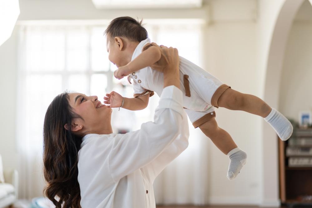 Chọn sữa cho trẻ sinh mổ: Mẹ cần chú ý điều gì?