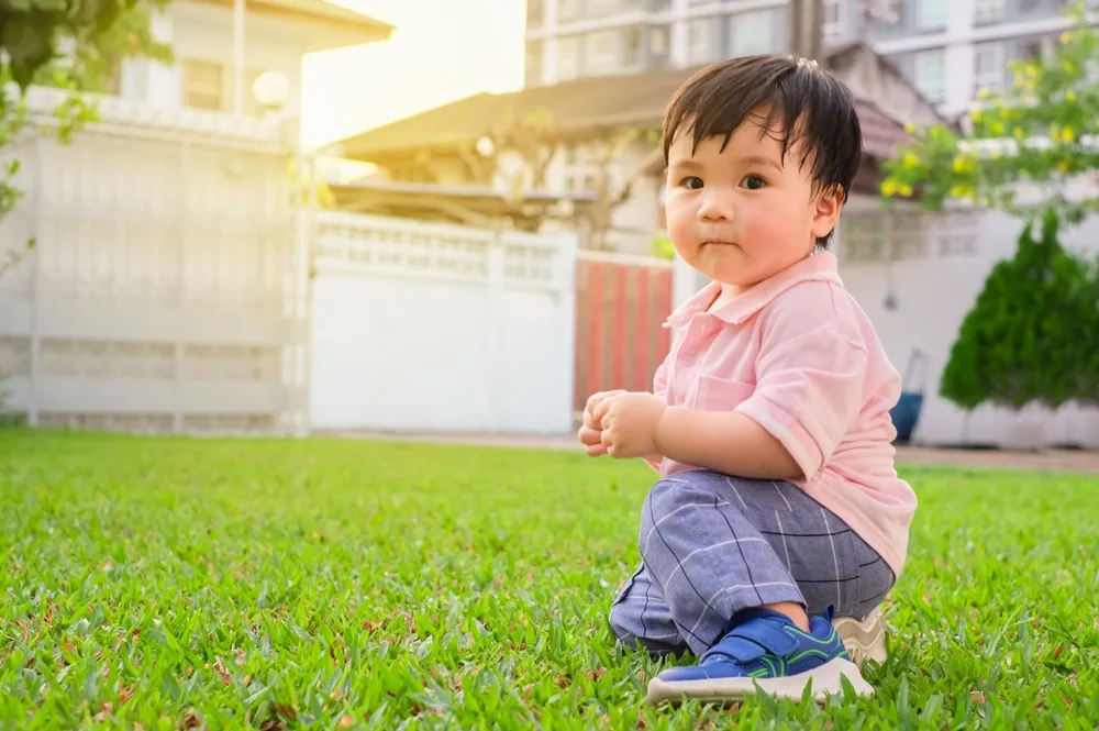 Trẻ đổ nhiều mồ hôi thiếu chất gì