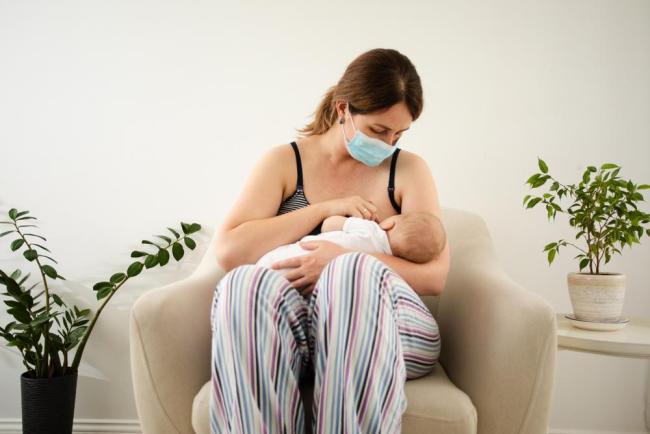 Mẹ bị cúm A có cho con bú được không? Chuyên gia hướng dẫn cách cho con bú an toàn