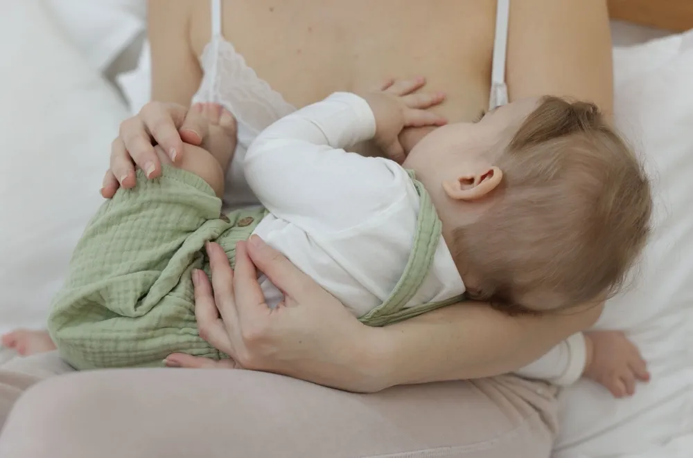 mẹ bị cúm A có cho con bú được không