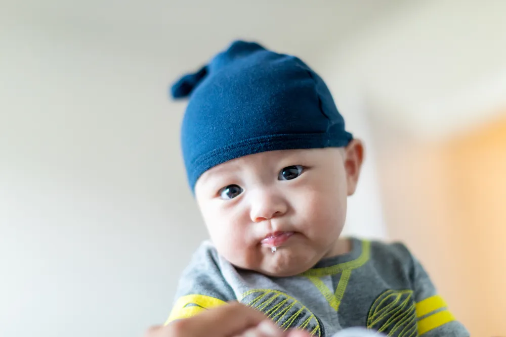 Trẻ sơ sinh trớ nhiều cặn sữa, Trẻ sơ sinh hay bị trớ có sao không, Trẻ sơ sinh hay bị trớ sữa phải làm sao