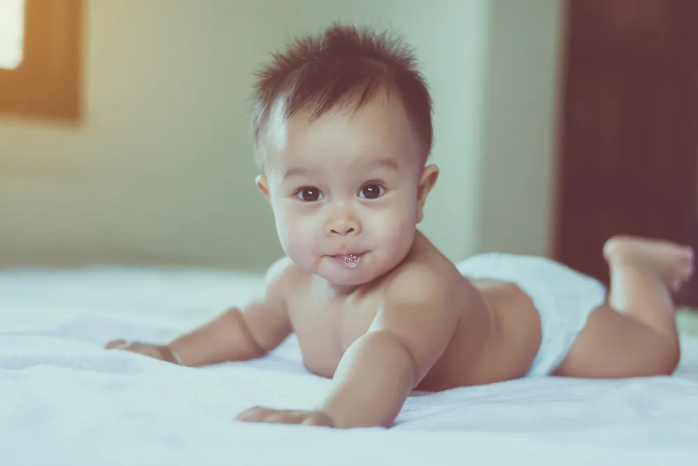 Trẻ sơ sinh hay bị trớ có sao không? Cách chăm sóc và hạn chế nôn trớ hiệu quả - Hello Bacsi
