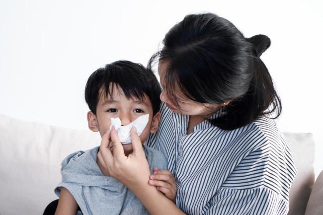Cứ thời tiết đổi mùa là hắt hơi, sổ mũi - Bé yêu nhà bạn đang “thua” ở đâu?